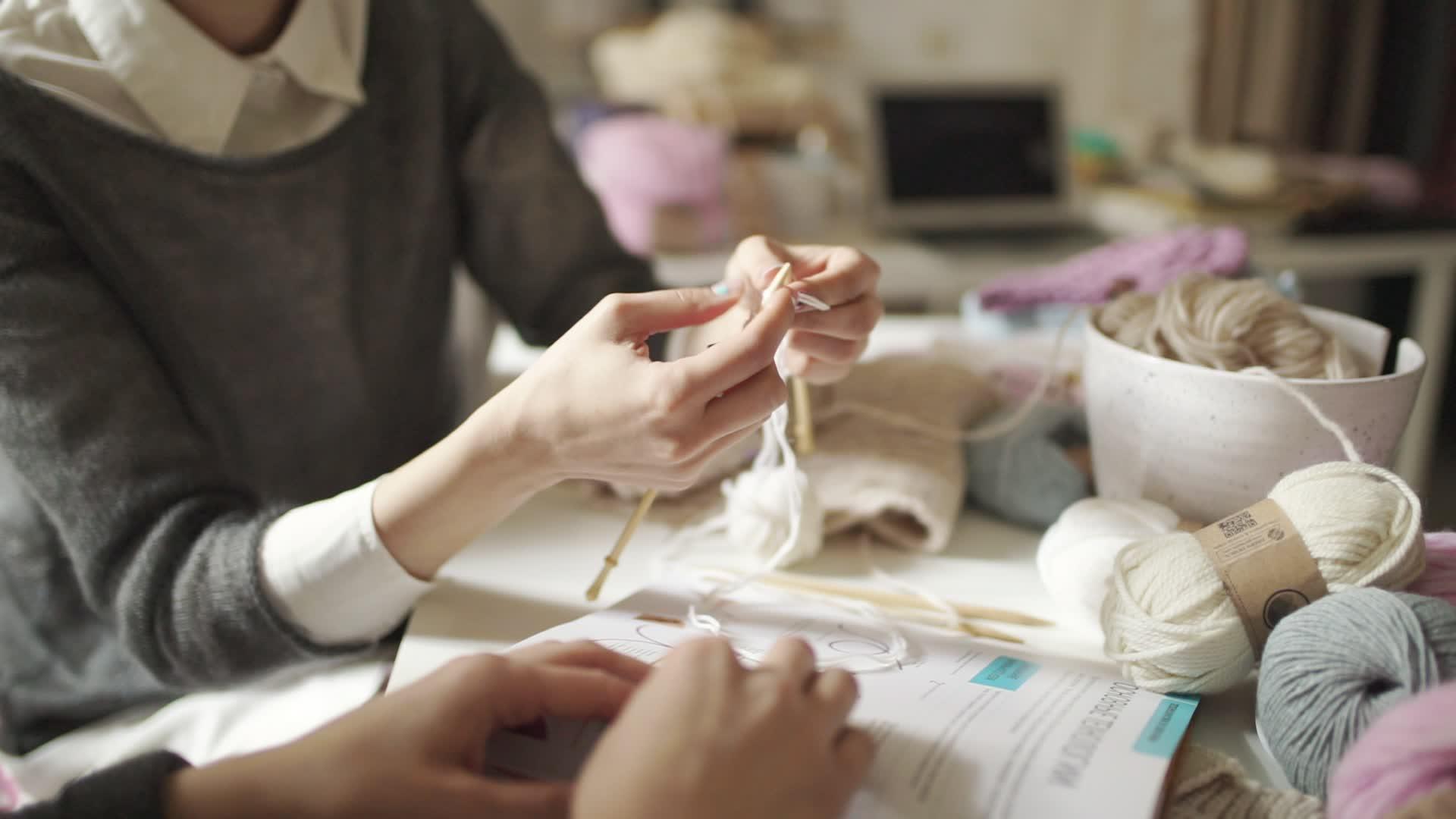 母亲学习女儿织针在家里缝女人亲手编织视频的预览图