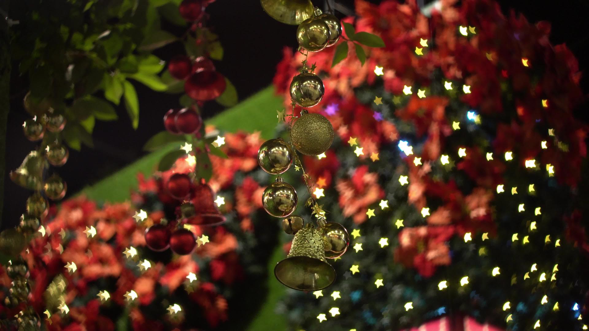 选择焦点金色圣诞钟和球悬挂移动视频的预览图