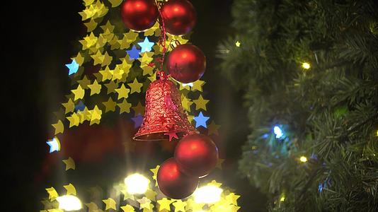 选择圣诞装饰红球和铃铛的焦点视频的预览图