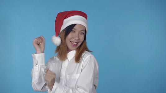 女人庆祝圣诞节视频的预览图