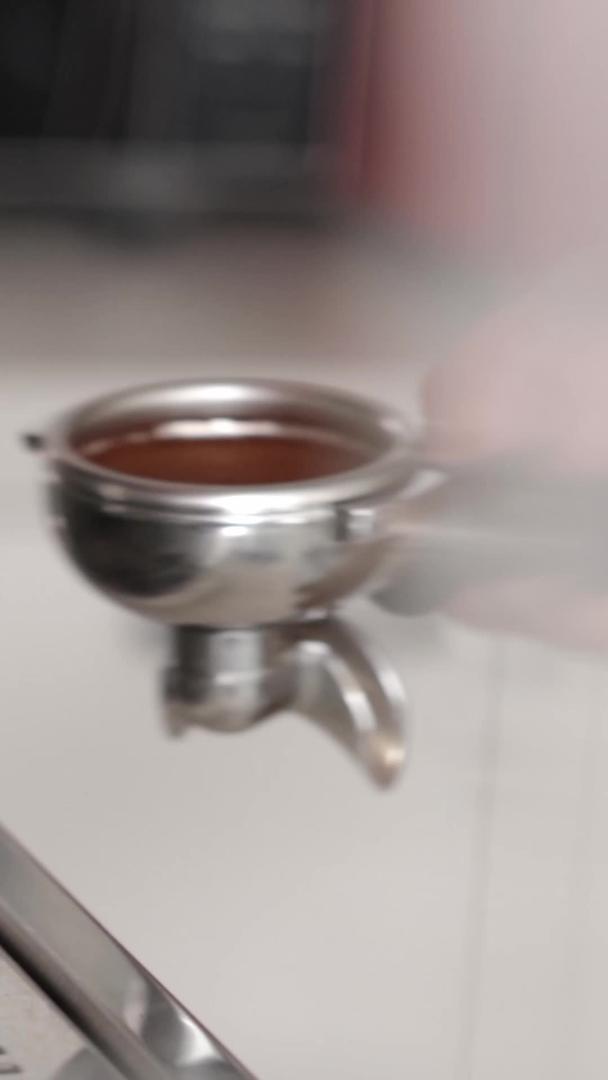 把咖啡粉放进咖啡机里视频的预览图