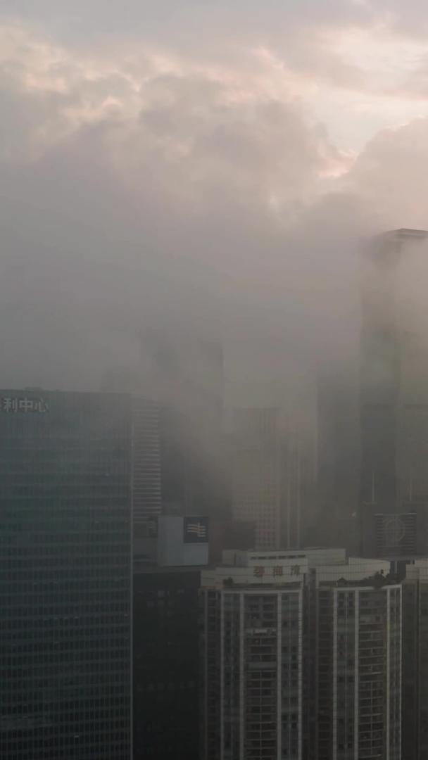 穿过云层的广州城市日出视频的预览图