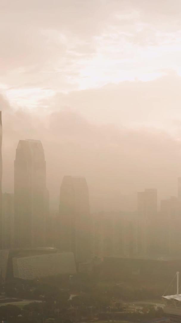 穿过云层的广州城市日出视频的预览图