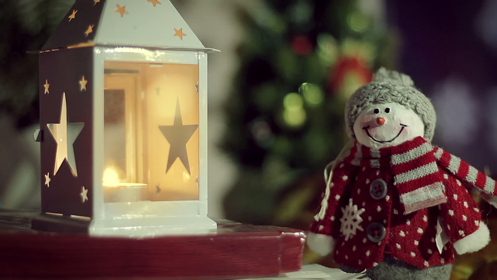 圣诞装饰与雪人蜡烛圣诞树视频的预览图