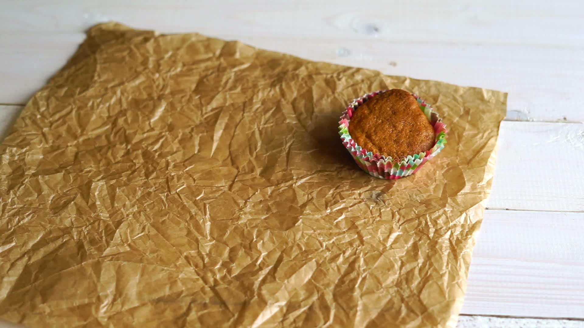 在烤纸上放松饼香草做松饼厨师视频的预览图
