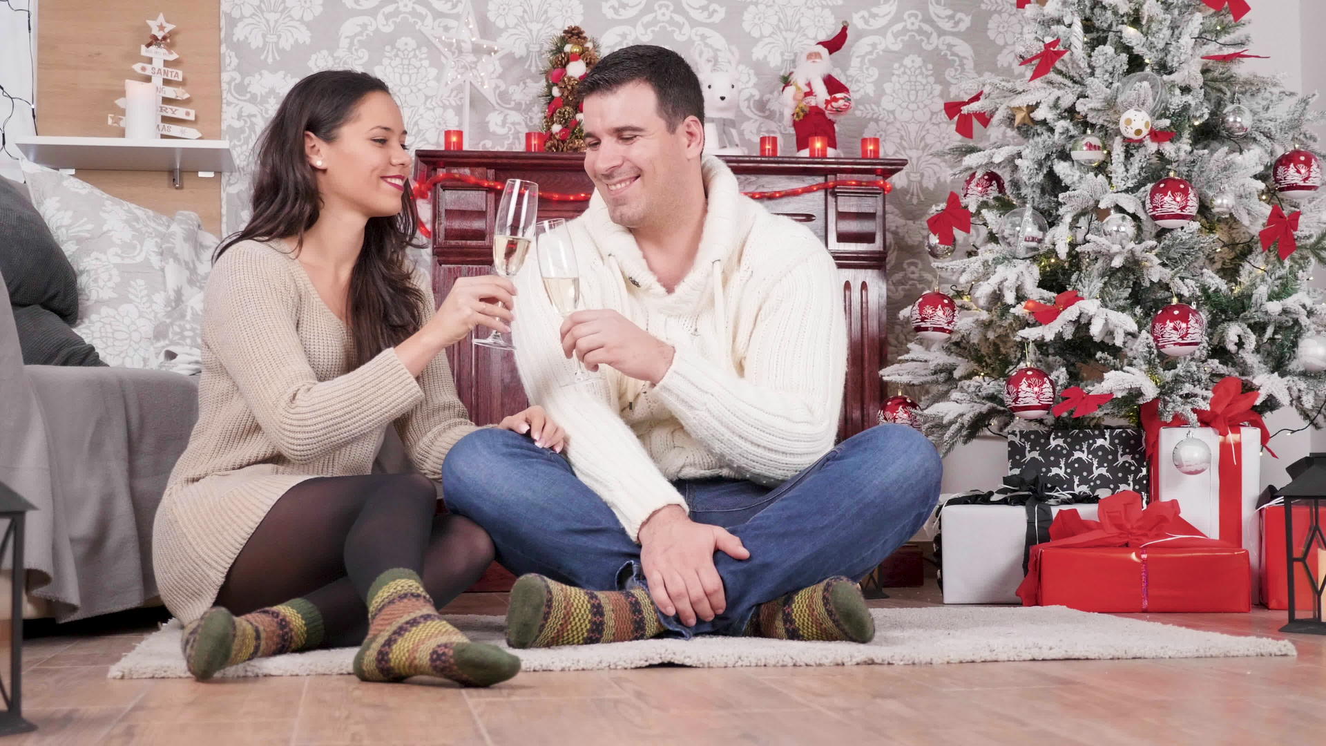 在圣诞节前夕有亲密时间的夫妇在圣诞晚餐上视频的预览图