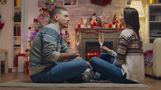 一对夫妇坐在地毯上喝香槟视频的预览图