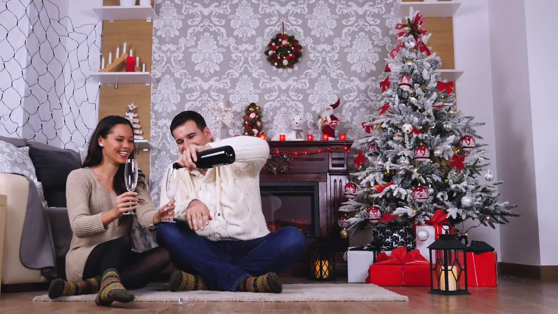 夫妻在圣诞节喝香槟视频的预览图
