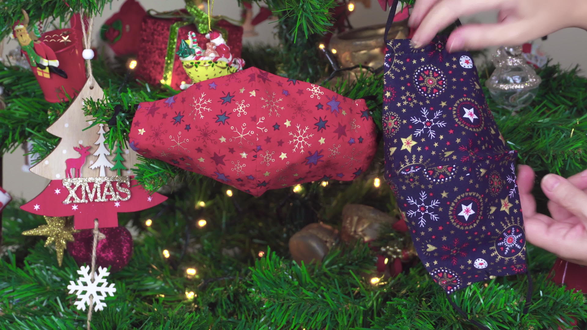 圣诞节用面具装饰挂在绿树上视频的预览图