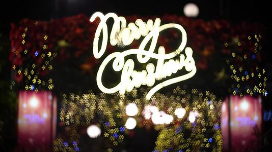 快乐的圣诞背景用五颜六色的闪烁灯光显示视频的预览图