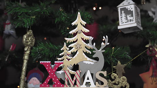 木质装饰圣诞晚餐视频的预览图