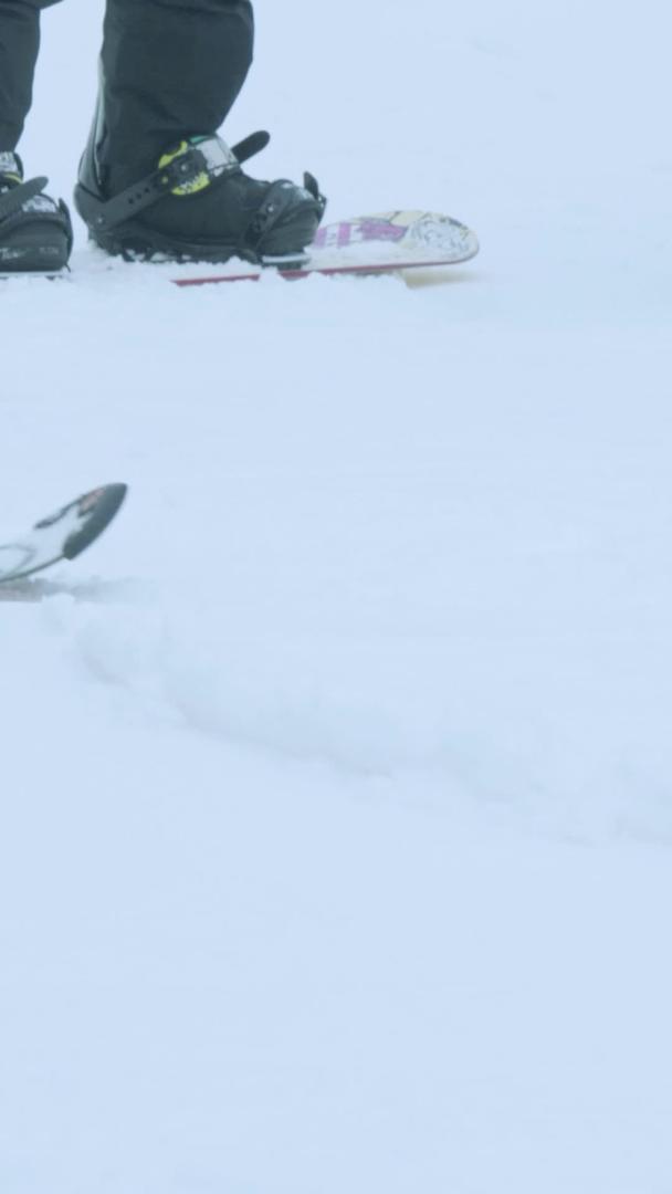 冬季户外滑雪运动场滑雪视频的预览图