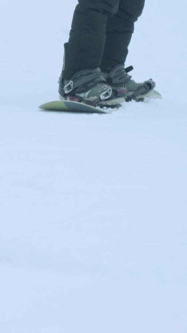 冬季户外滑雪运动场滑雪视频的预览图