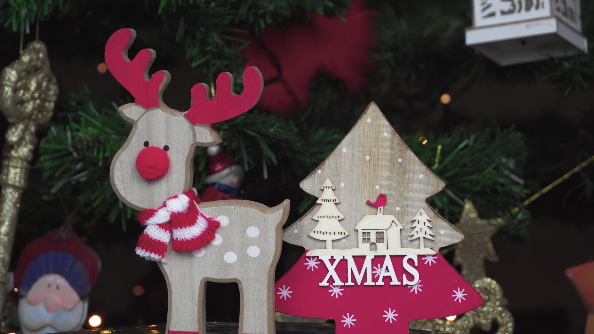 圣诞晚餐的木制装饰品视频的预览图