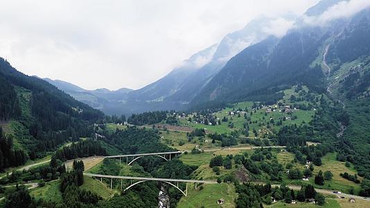飞越南伯纳迪诺山口的瑞士苏尔斯阿尔卑斯山视频的预览图
