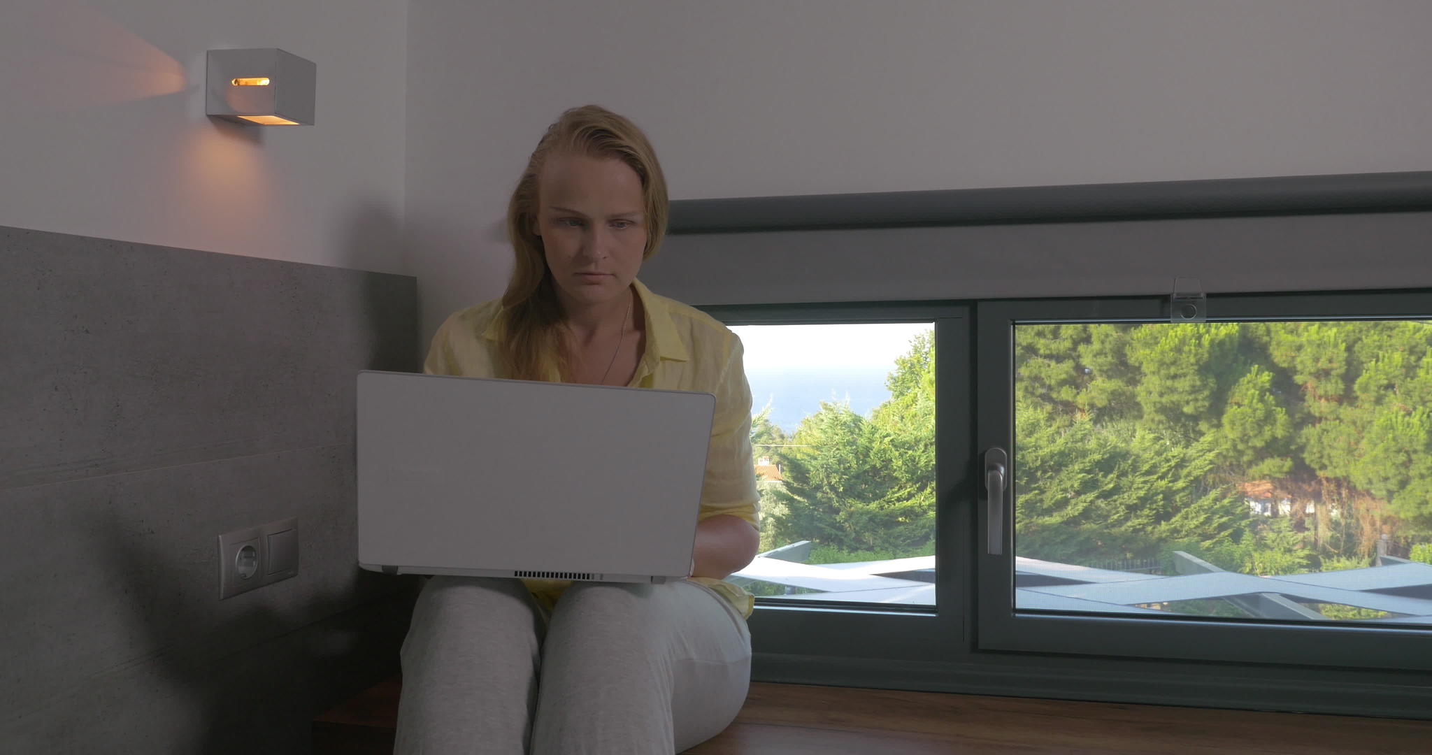 金发女性在笔记本电脑上工作视频的预览图