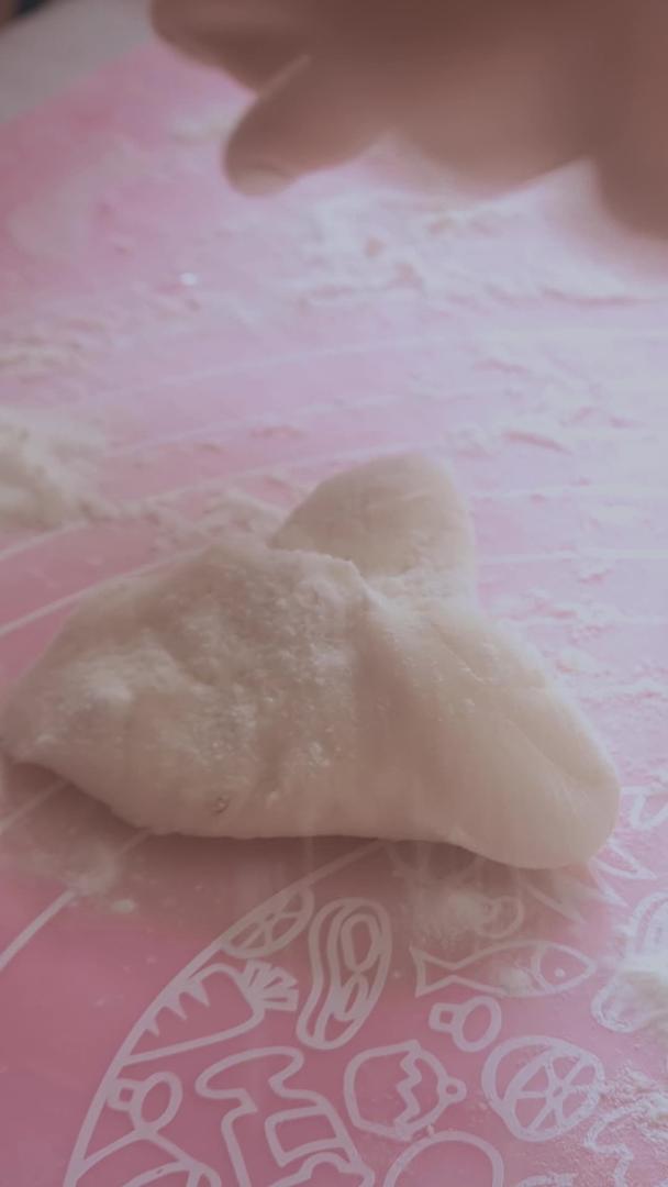 春节和面条制作饺子皮视频的预览图