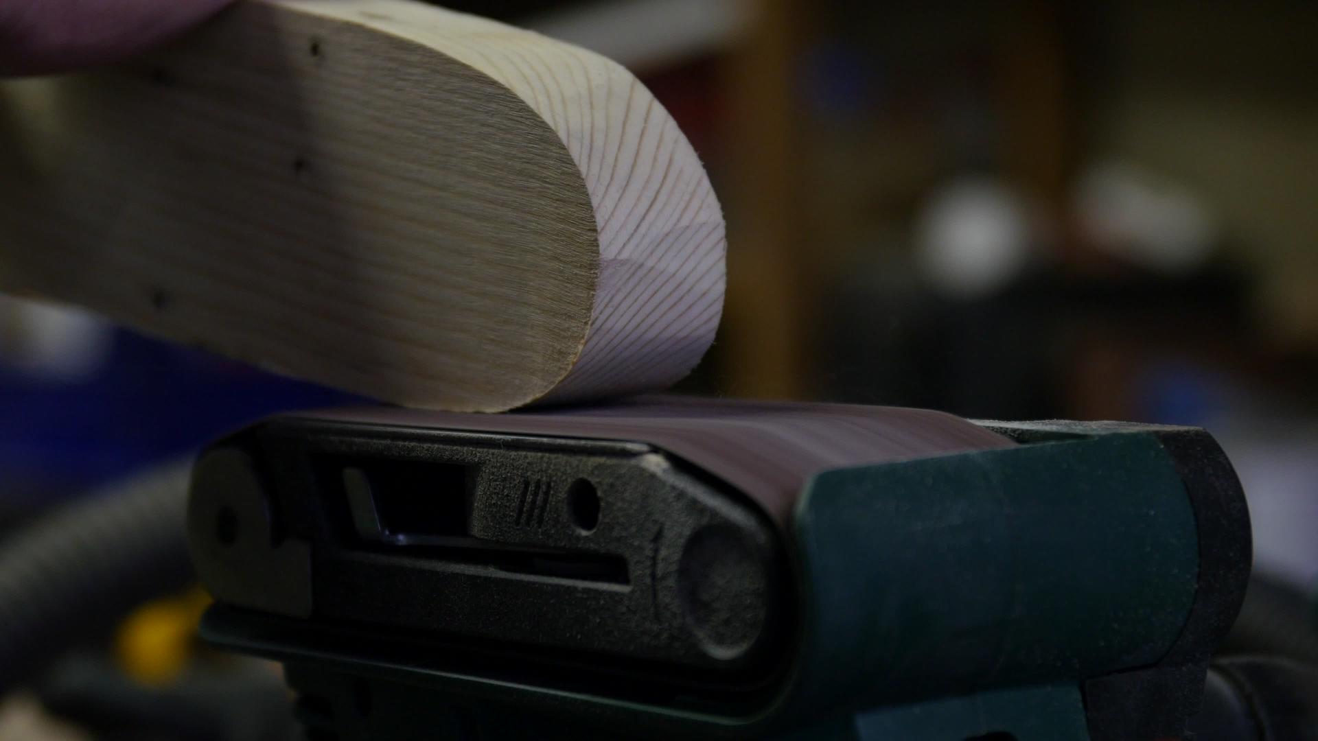 一块木头通过自动砂光机抛光视频的预览图