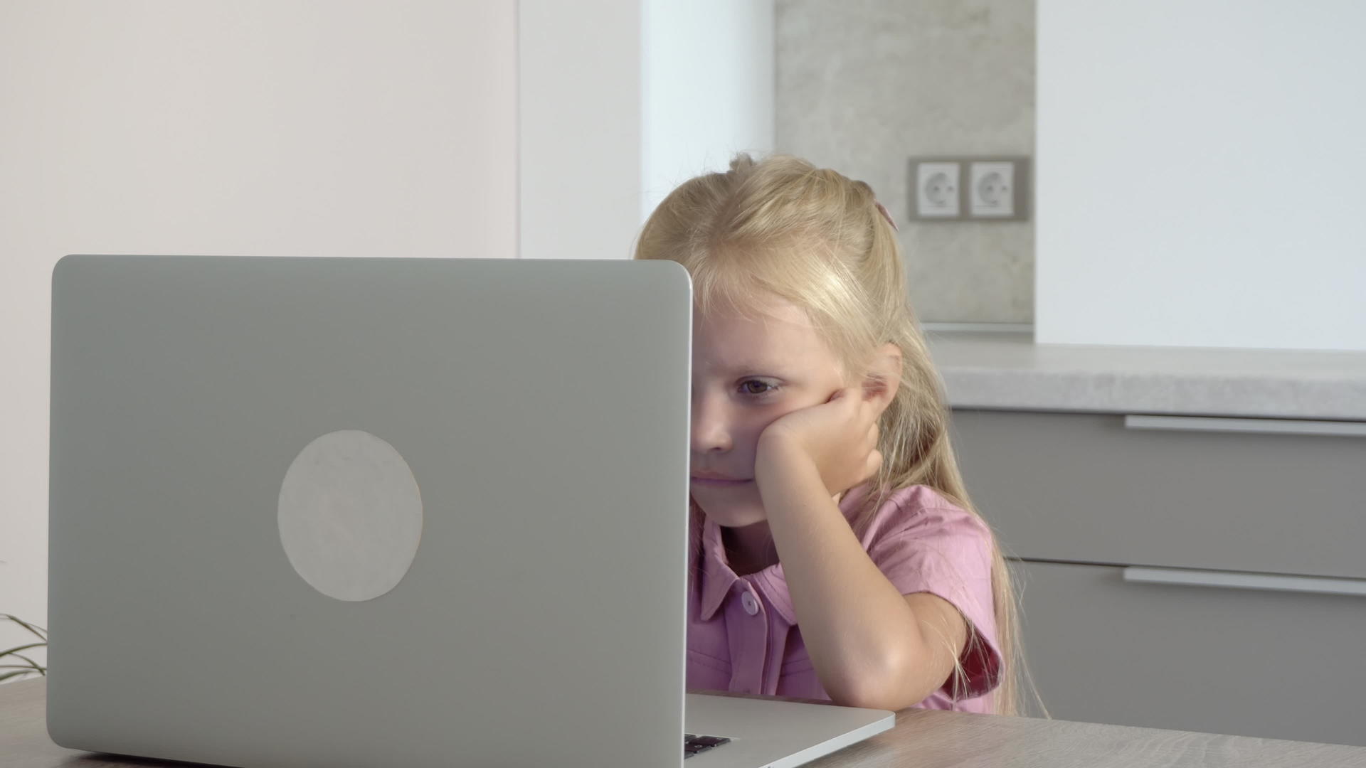 儿童在家使用计算机视频的预览图