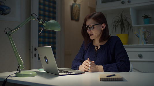 30多岁的年轻女性通过视频通话和笔记本电脑在家工作视频的预览图
