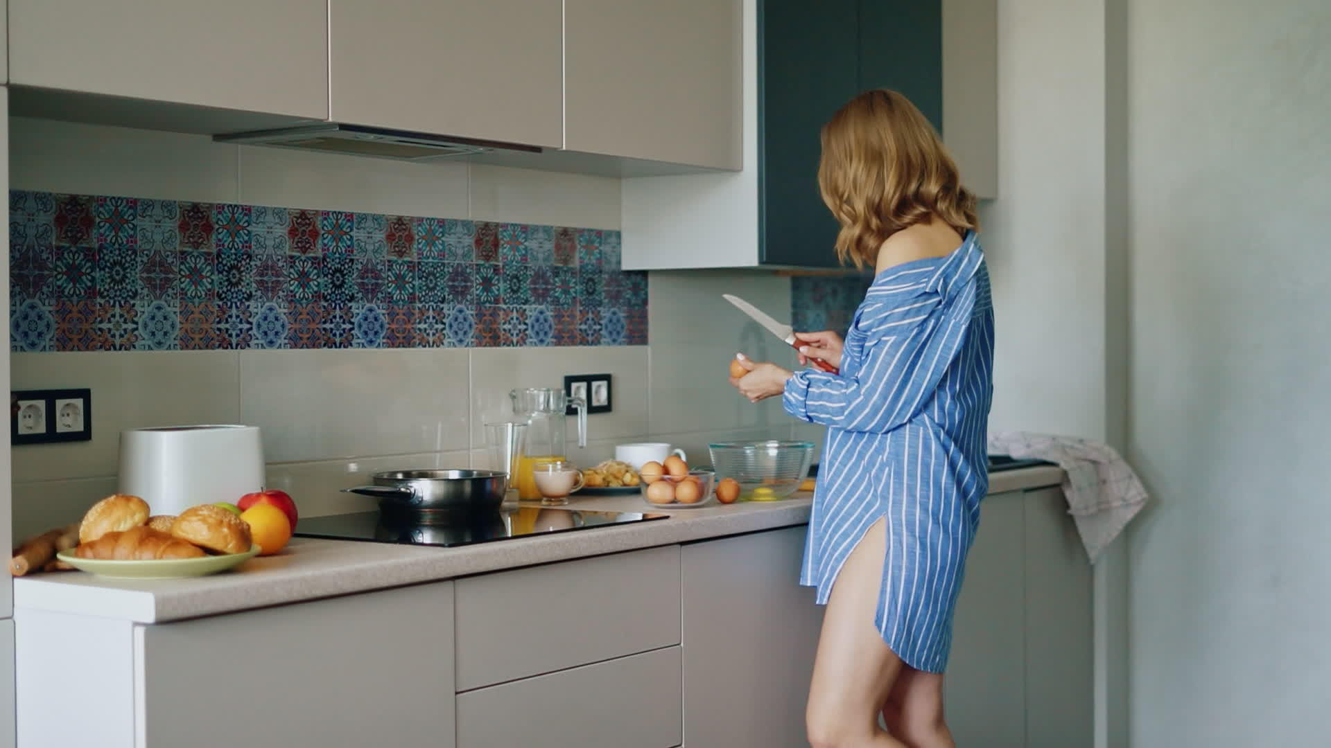 厨艺煎蛋卷里穿着衬衫的性感女孩准备早餐视频的预览图