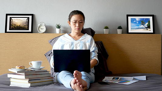 4K在家工作的女性在键盘上打字在床上打字视频的预览图