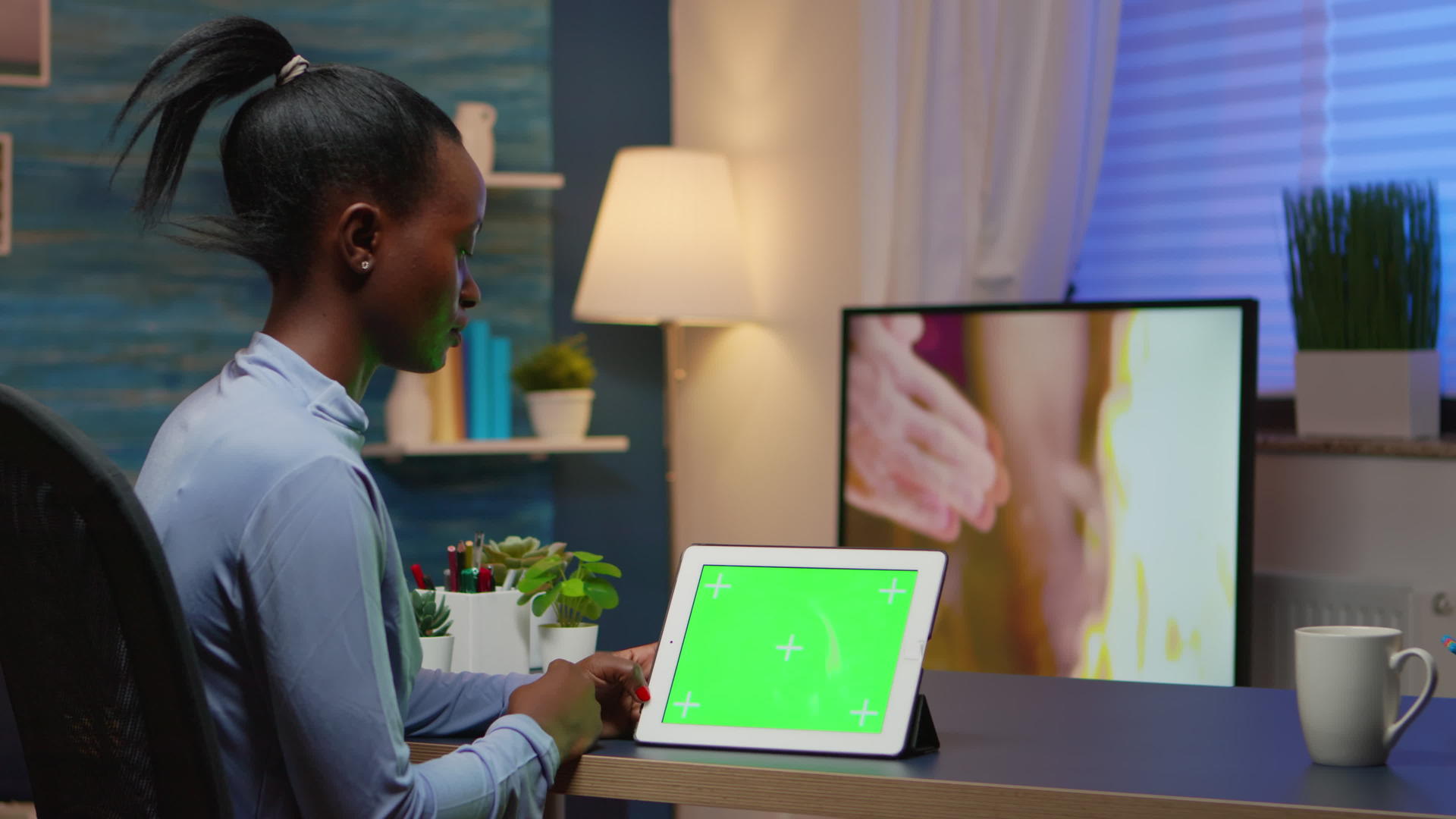 黑人女管理员使用平板电脑视频的预览图