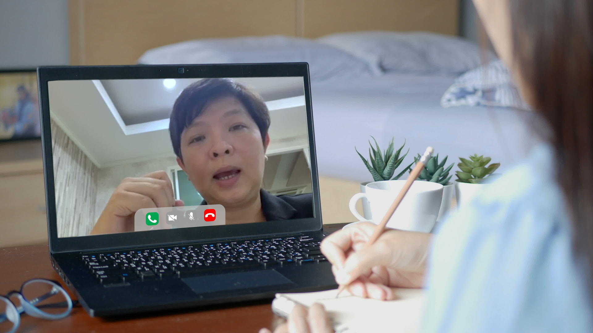 4K在家工作的老板在家里通过笔记本电脑举行视频会议视频的预览图