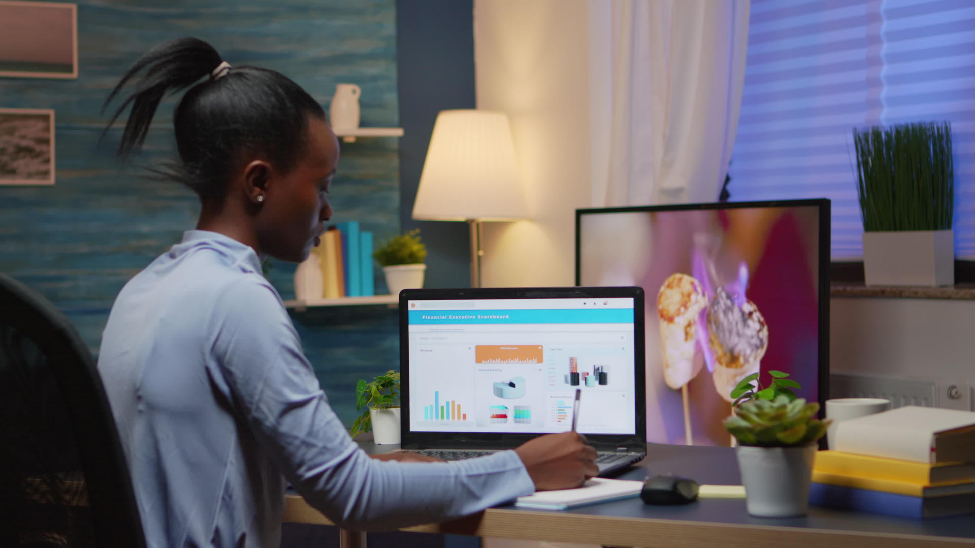 黑人黑人妇女使用笔记本电脑在家从事金融项目视频的预览图