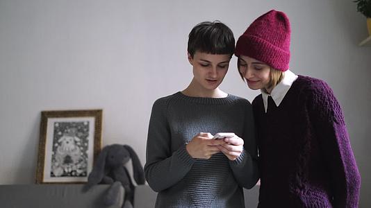 两位女性朋友在手机上用智能手机拍照视频的预览图
