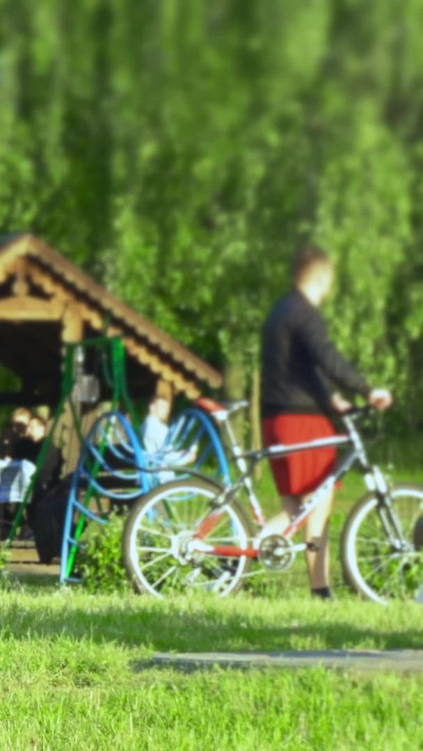 外国室外森林公园郊游野餐骑行视频的预览图