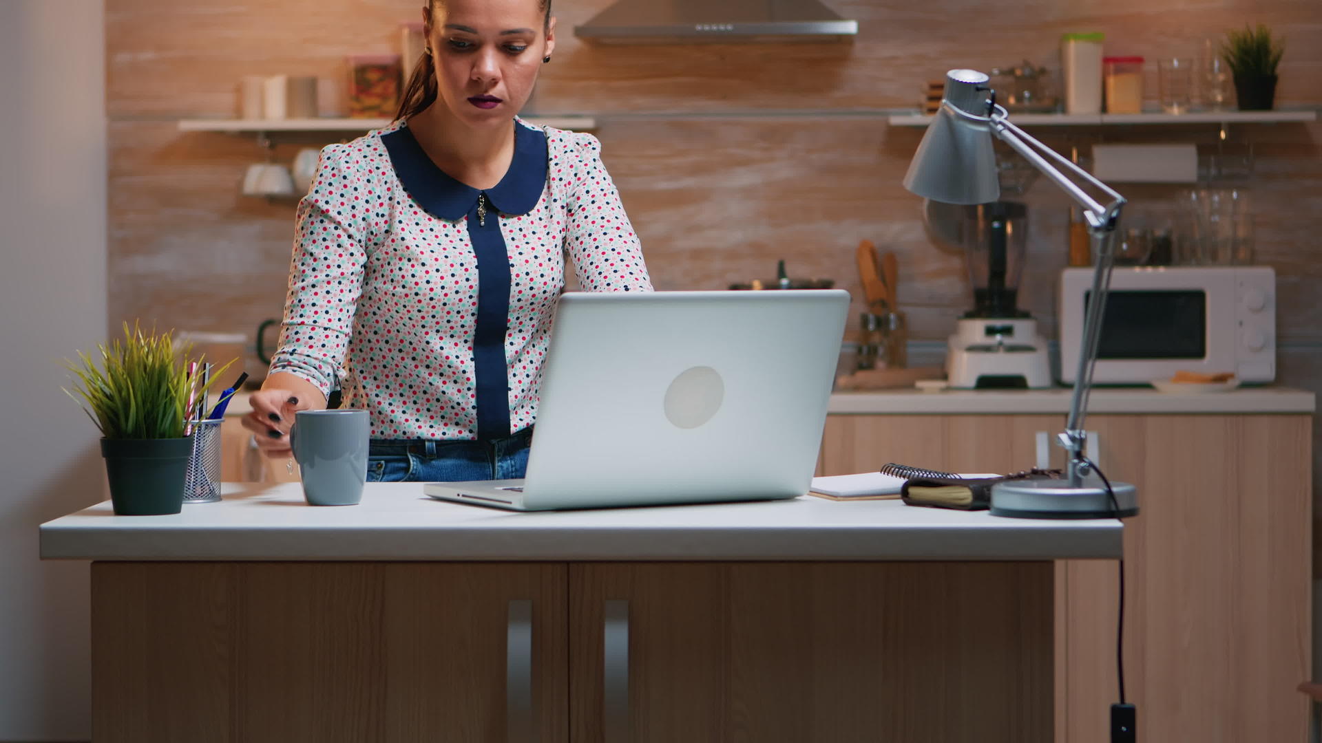 在家工作的妇女喝咖啡视频的预览图