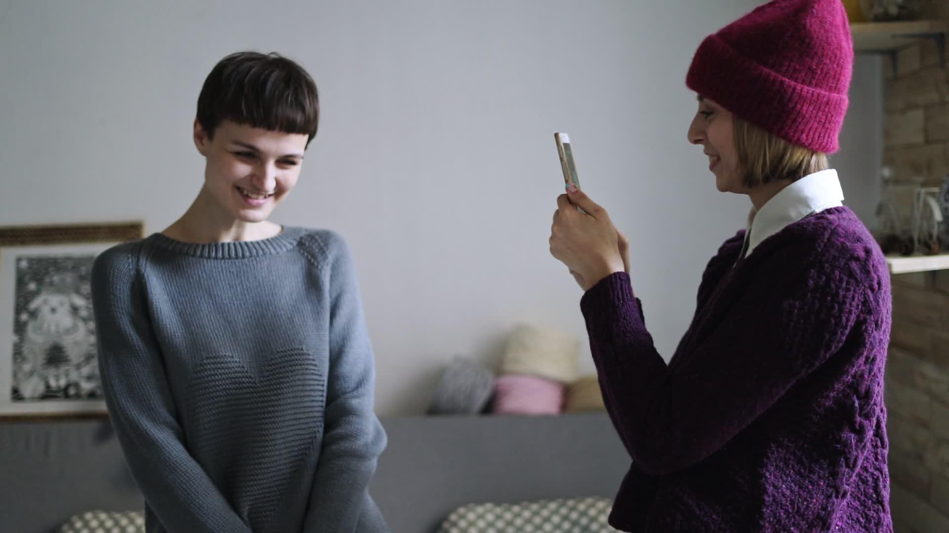 女人用手机拍照女人用短裤拍照视频的预览图