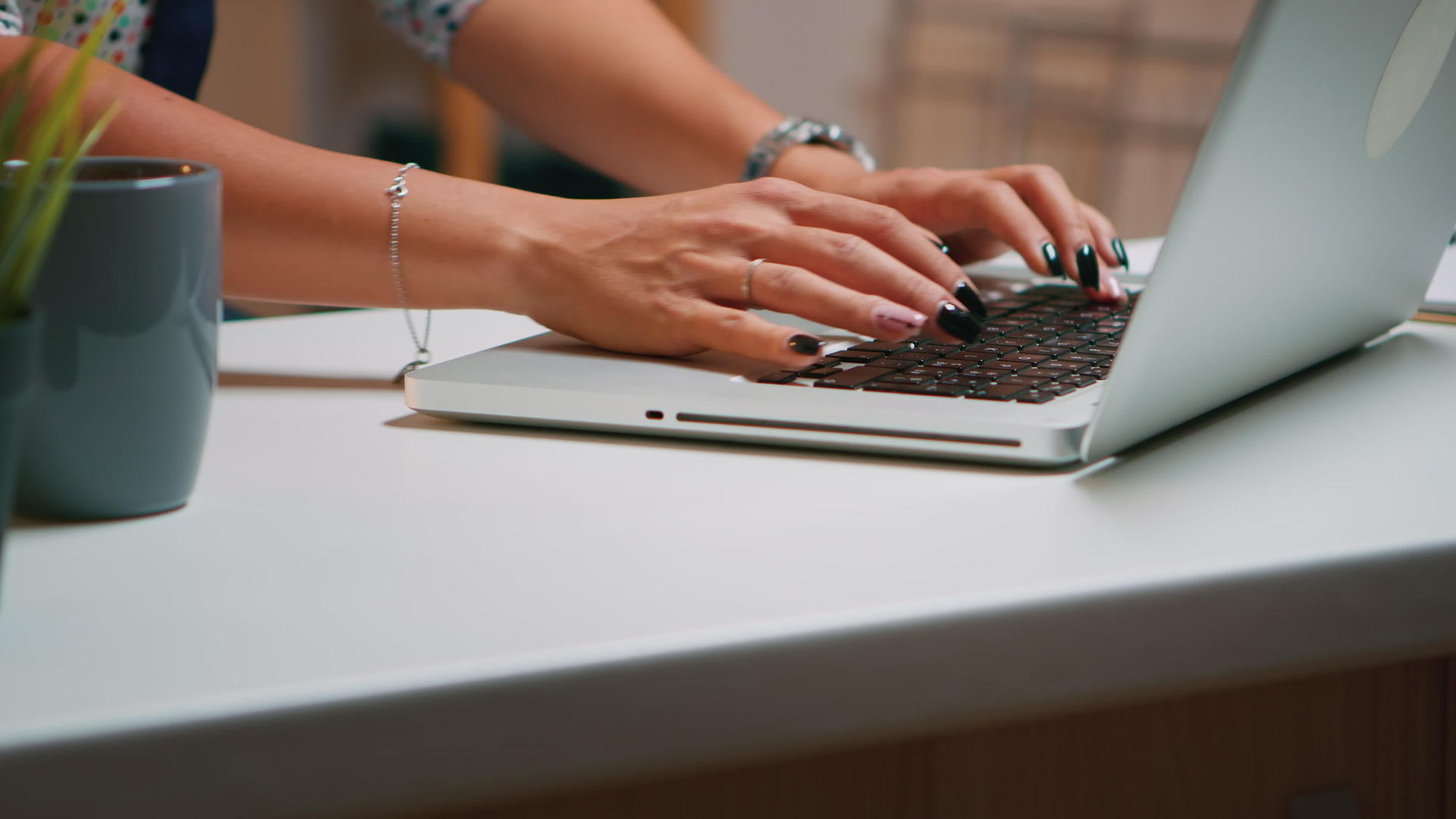 女性用手在笔记本电脑上打字视频的预览图