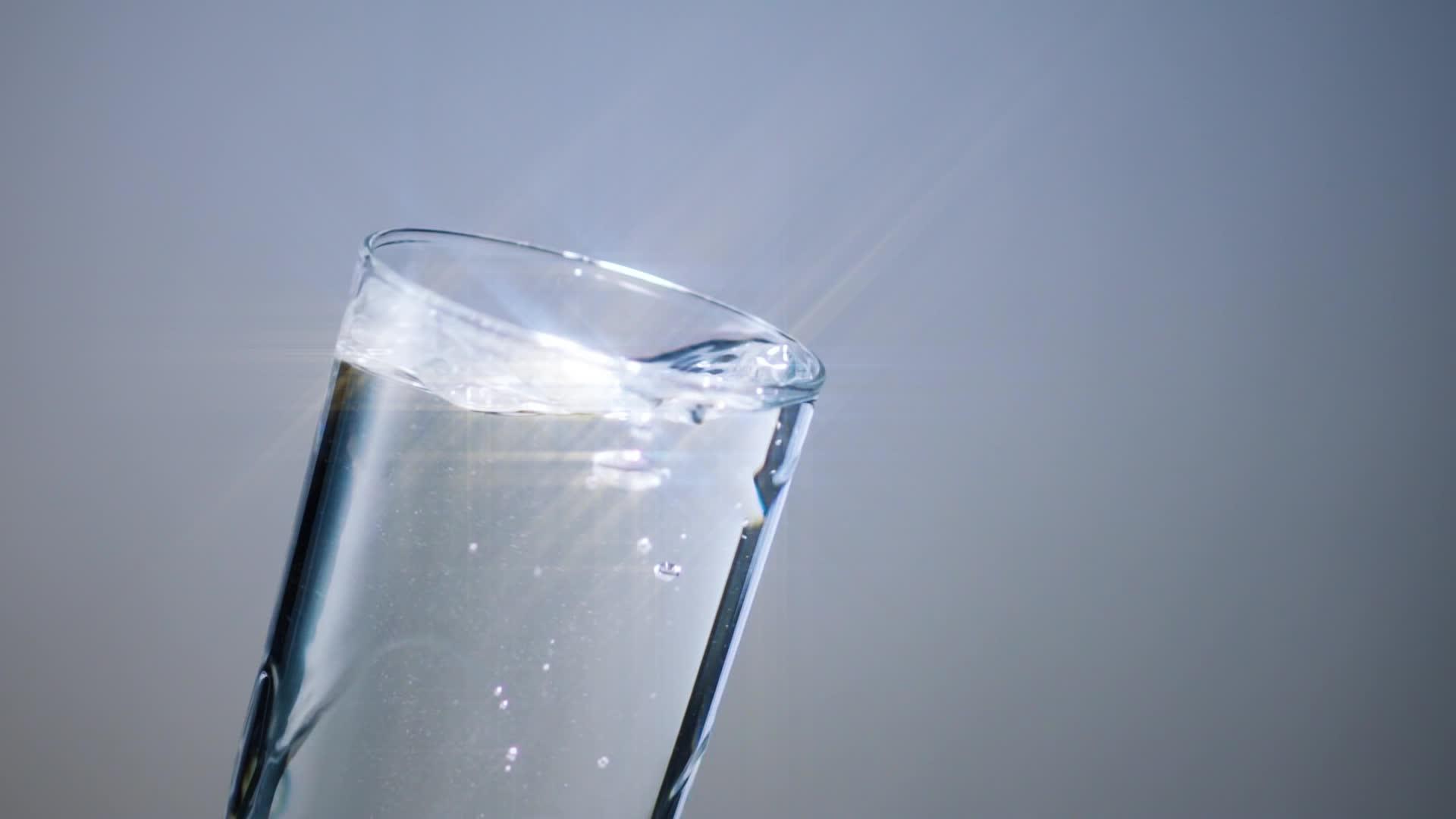 水晶星过滤器中的冰滴立方体视频的预览图