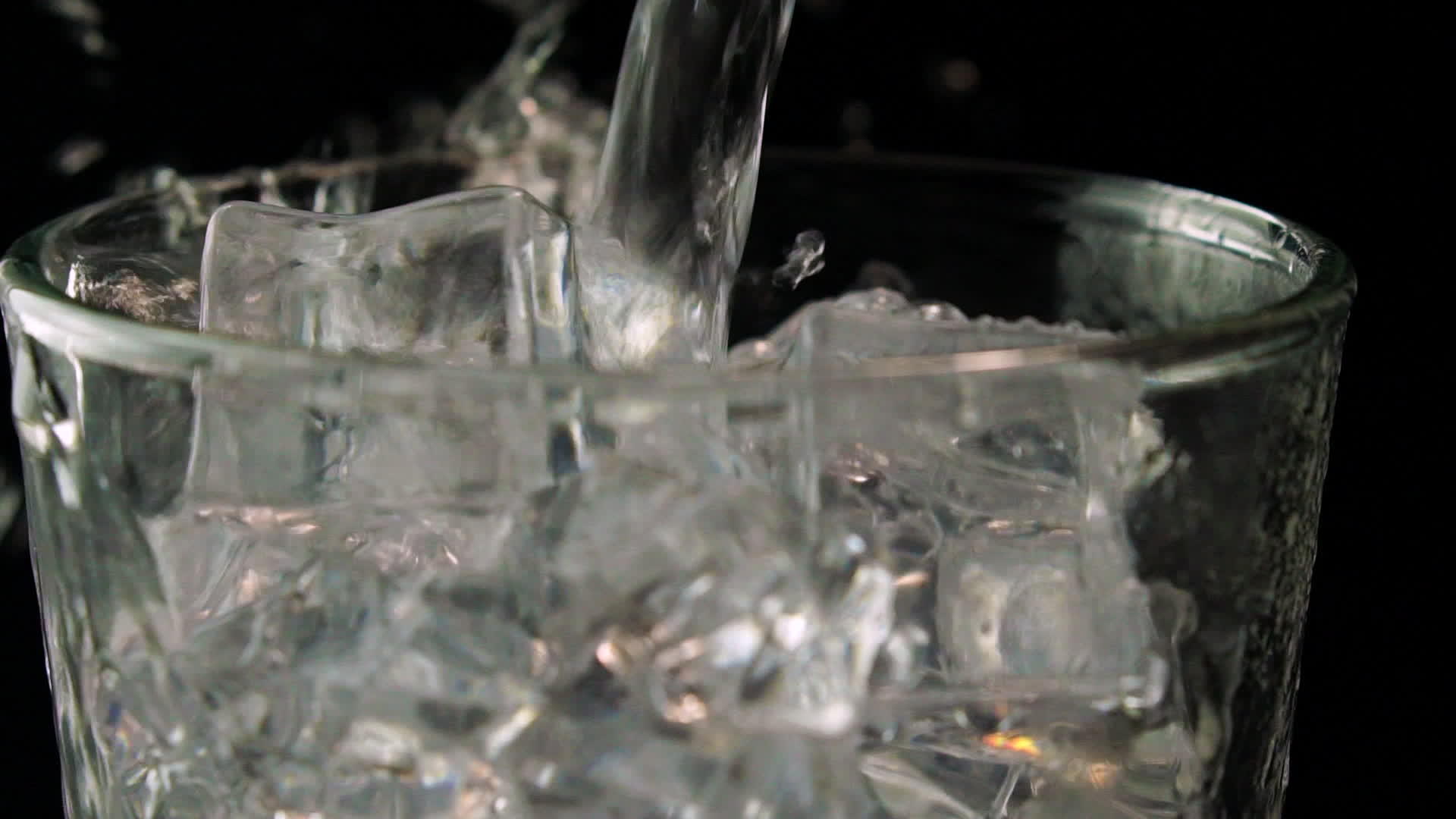 清水涌入玻璃杯视频的预览图