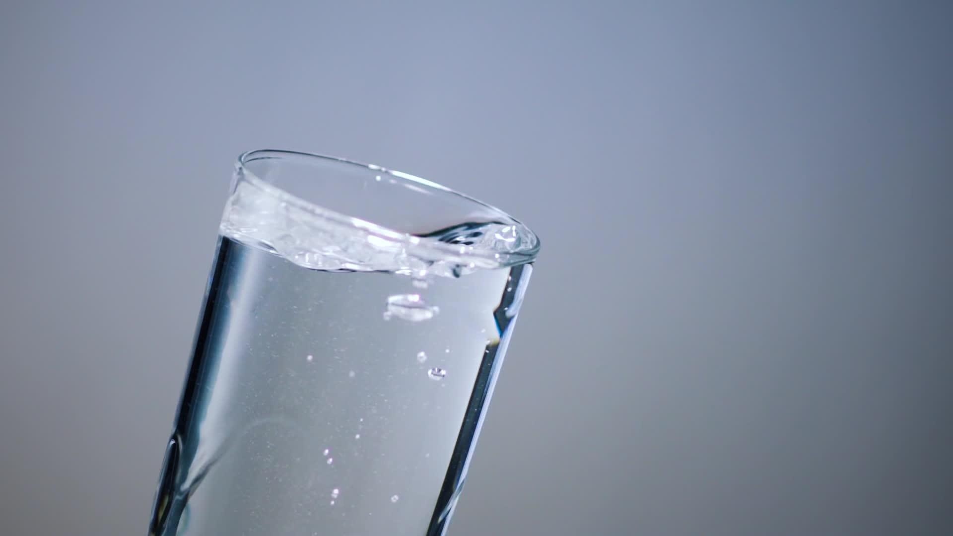 水杯里的冰滴立方体视频的预览图
