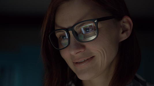一个30多岁的微笑女人戴着眼镜深夜在家视频的预览图