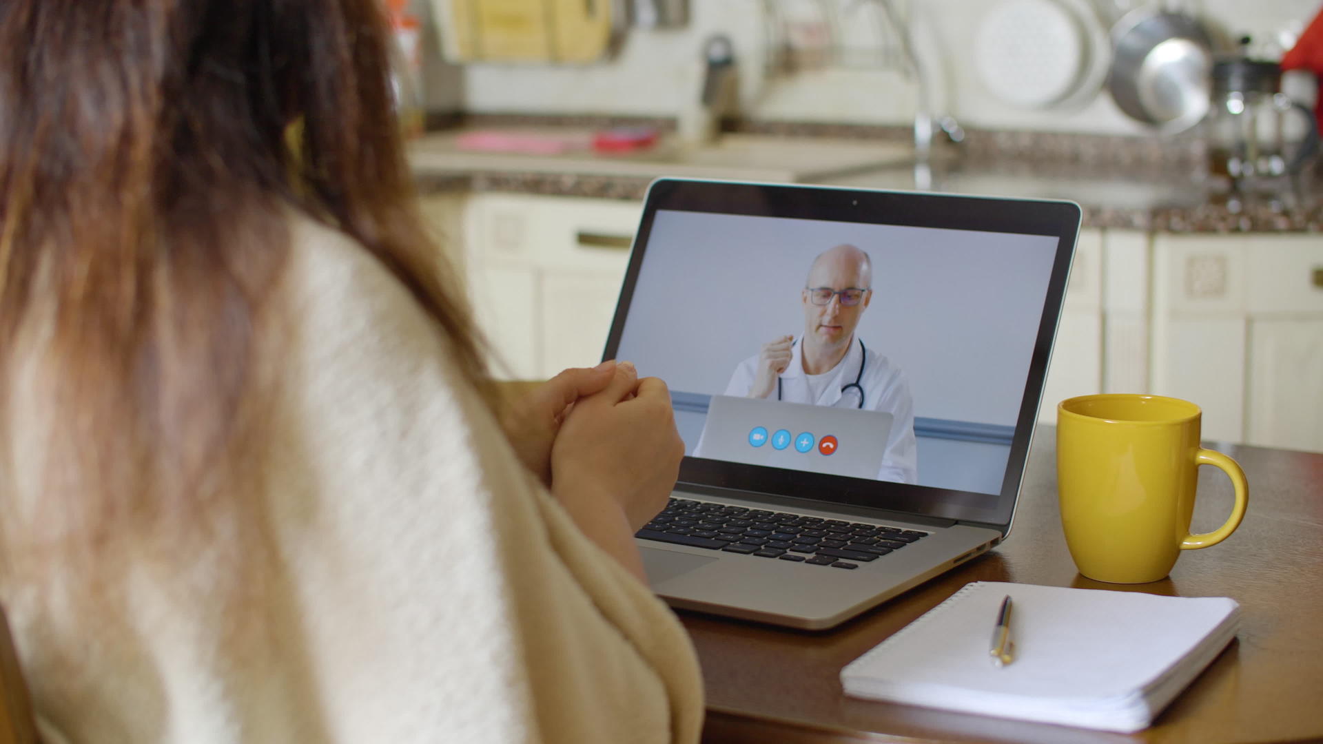 病妇通过笔记本电脑与医生进行视频通话视频的预览图