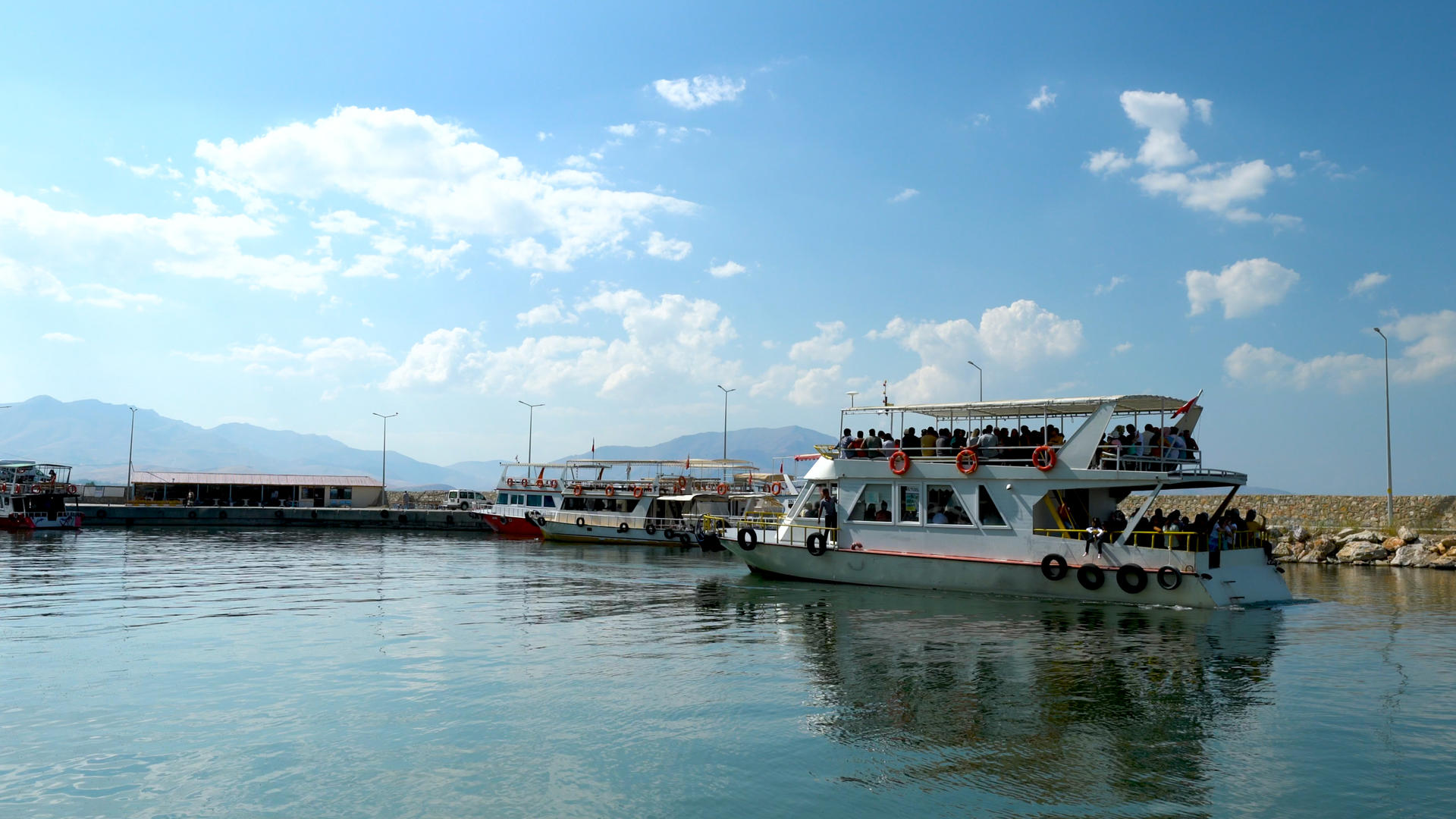 土耳其岛屿游艇进港实拍4K视频的预览图