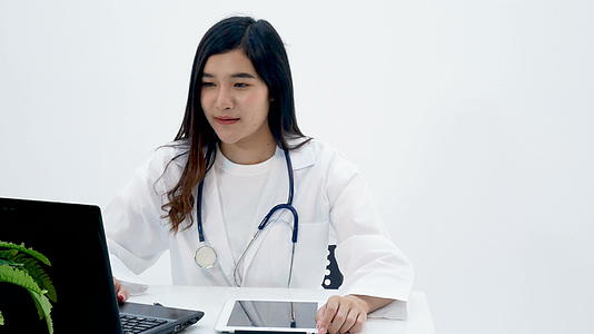 4K在线医疗咨询亚洲医生通过视频通话直接与摄像头交谈视频的预览图