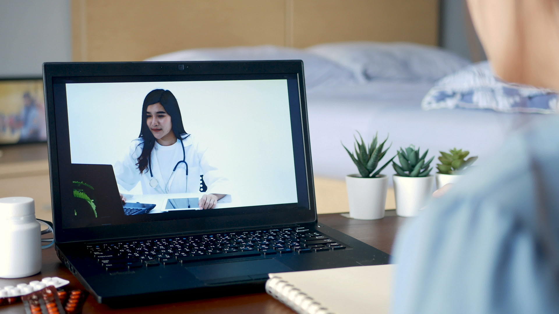 患病妇女使用视频会议在笔记本电脑上咨询医生视频的预览图