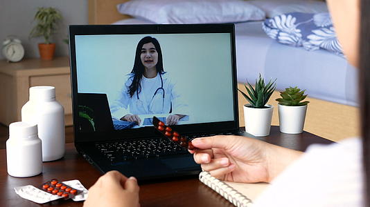 患者使用远程视频会议在笔记本电脑上交流视频的预览图
