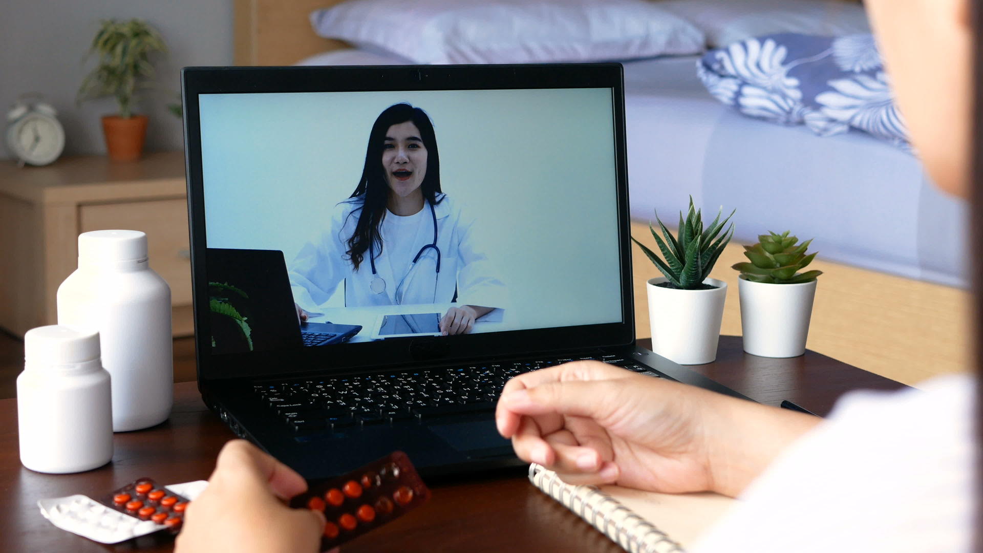 患者在笔记本电脑应用程序上使用远程视频会议视频的预览图