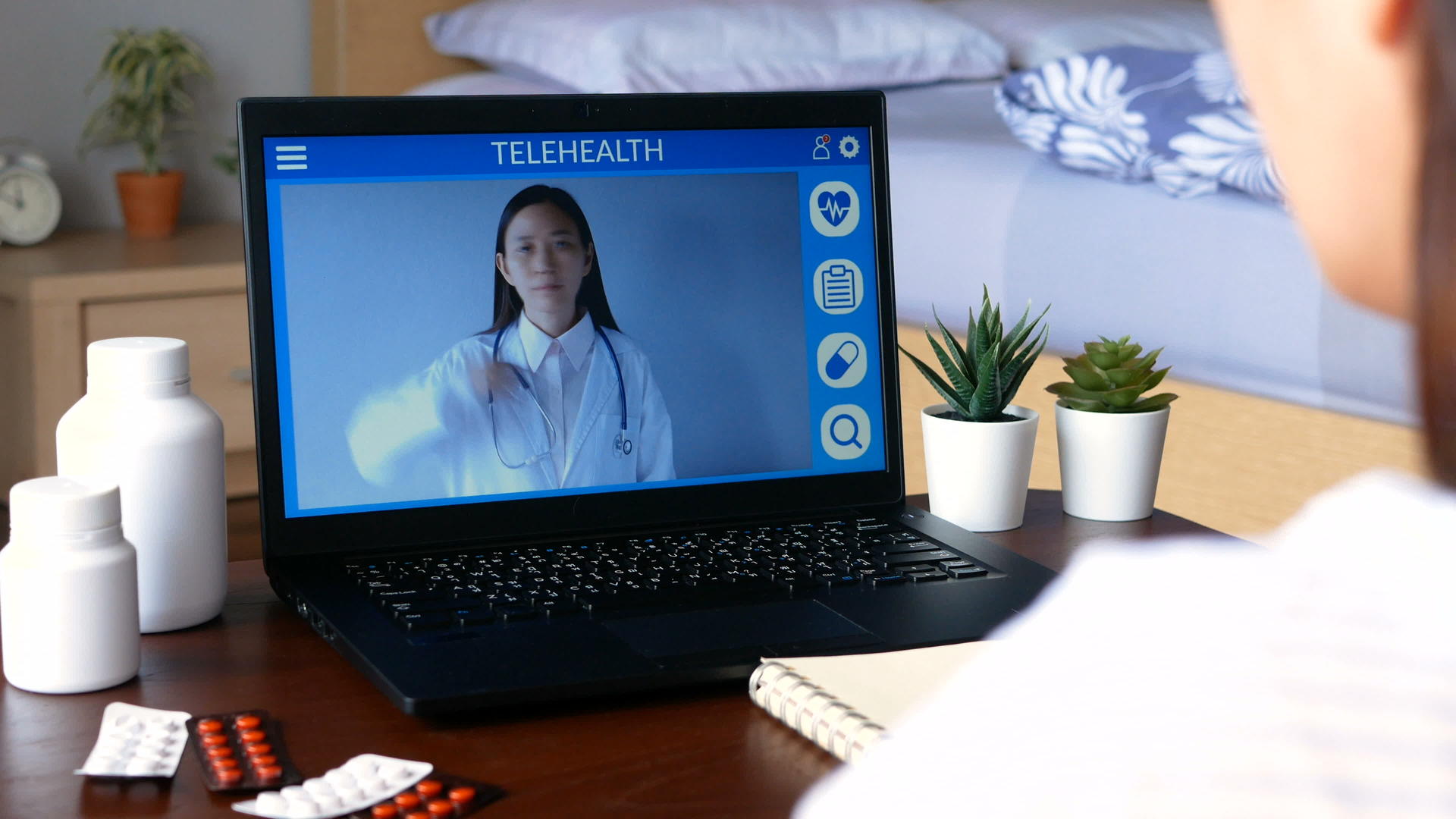 聋哑人通过手语和笔记本电脑上的医生使用远程视频会议视频的预览图