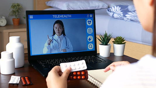 聋哑患者使用远程视频联系医生视频的预览图