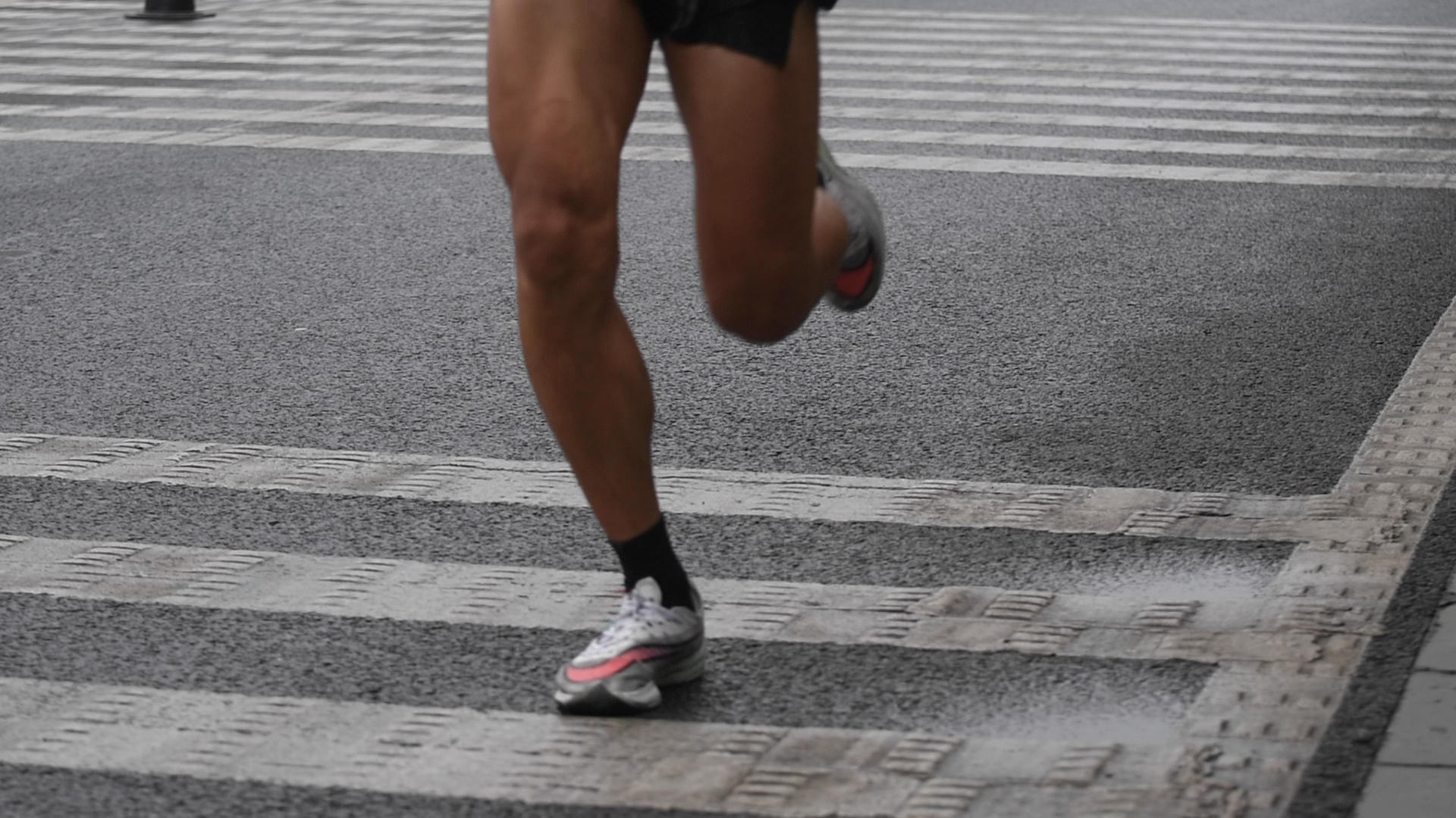 马拉松奔跑腿部特写慢镜头视频视频的预览图