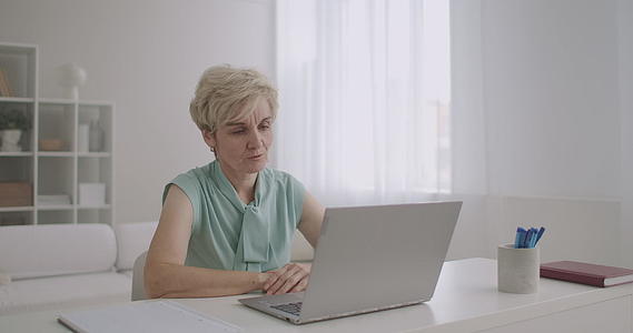 女性主管通过笔记本电脑上的视频连接进行沟通视频的预览图