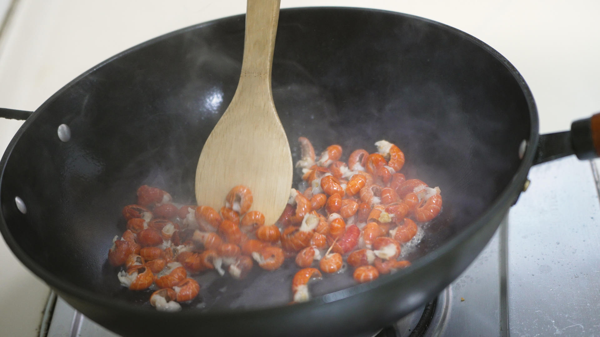4k慢镜头升格拍摄烹饪中式美食红烧虾球视频的预览图