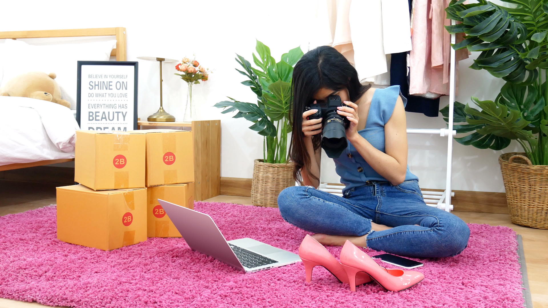 4K亚洲女性通过手机从家里的卧室拍摄鞋子和时尚配饰视频的预览图